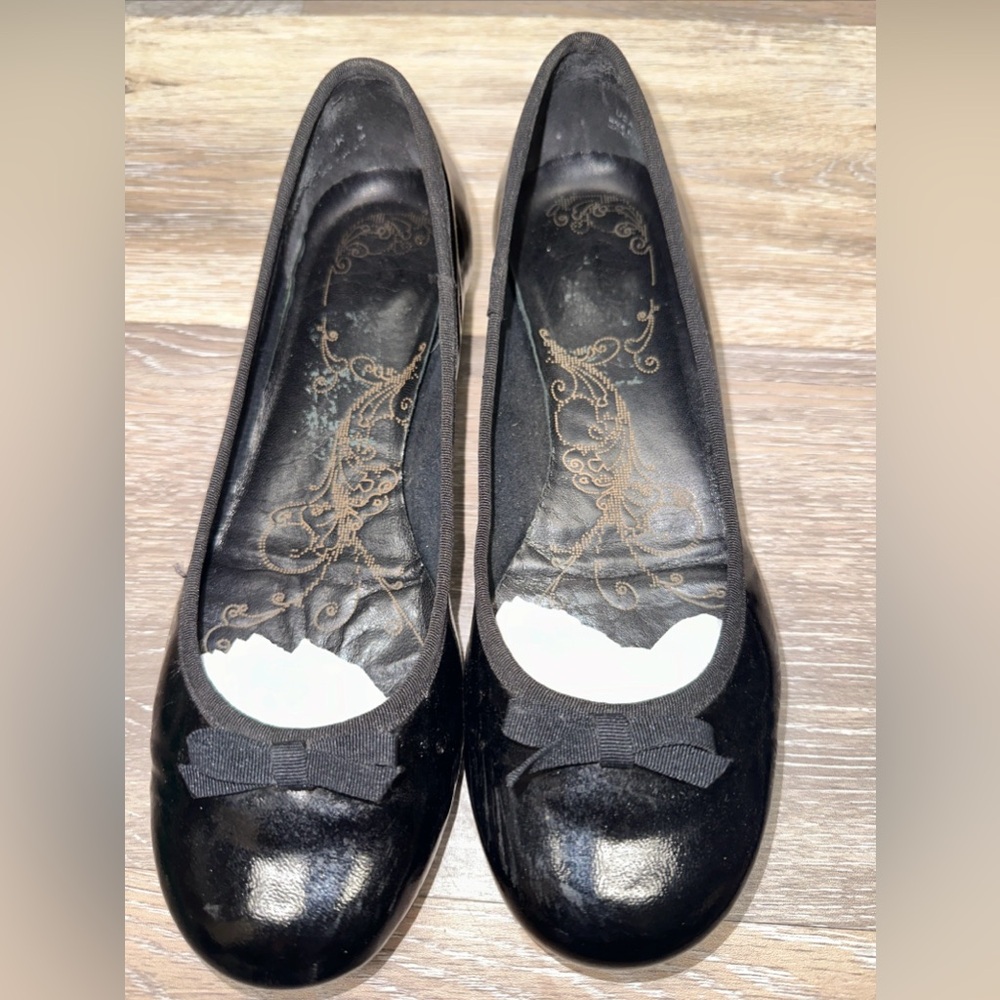 Clarks solid black slip on bow on toe round toe size 6M flats leather